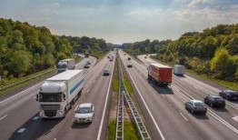 梅州高速路况爆料视频,多段拥堵，出行请注意安全